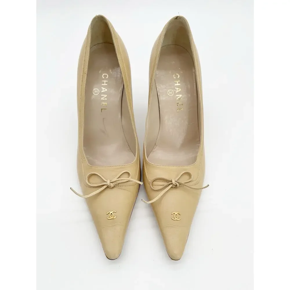 Chanel Vintage Retro Beige Leather Bow CC Logo Pointed Toe Heels Pumps EU 39